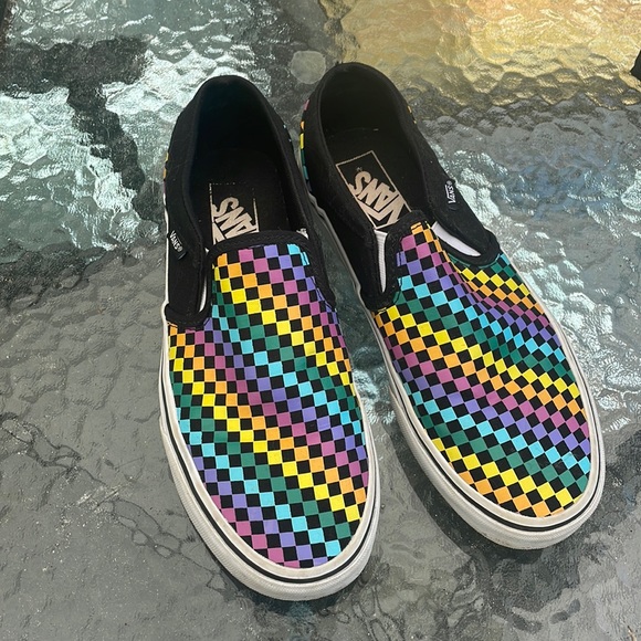 VANS Asher Checkered Rainbow Sneaker
Size 7.5. Excellent like new condition - Picture 1 of 7